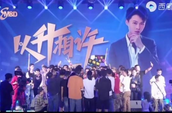 大网红许华升官宣女友身份之夜，狂热女粉丝场外痛哭 求嫁许华升