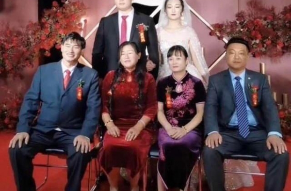 大衣哥为儿媳直播站台，涨粉50万：你终于活成自己讨厌的样子