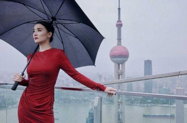 真被宋佳美到了！穿红色修身连衣裙配大红唇，不露腿也美得惊艳