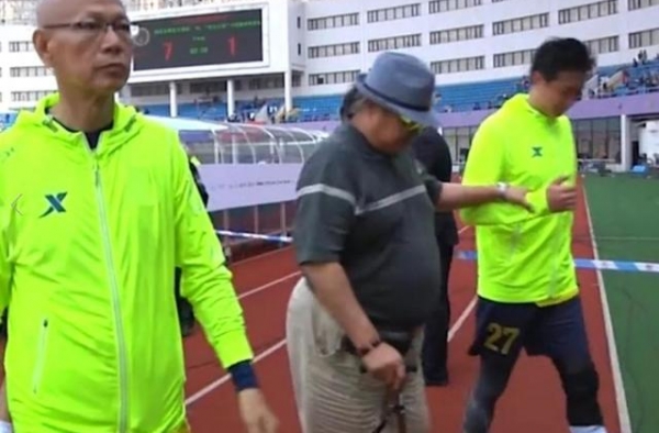 洪金宝近况，走路需儿子搀扶健康令人担忧，人气不减依旧是巨星