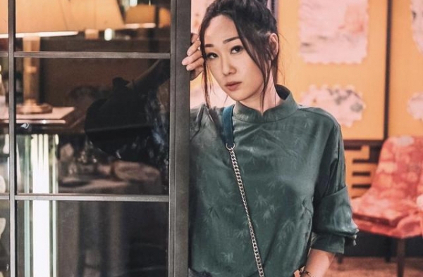 关楚耀网红胞妹签字结婚，名媛千金齐聚见证，西班牙婚礼延至明年