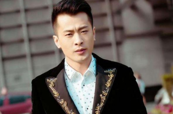 网红辛巴害保安被开除？粉丝堵路保安驱赶，辛巴却扬言给粉丝开房