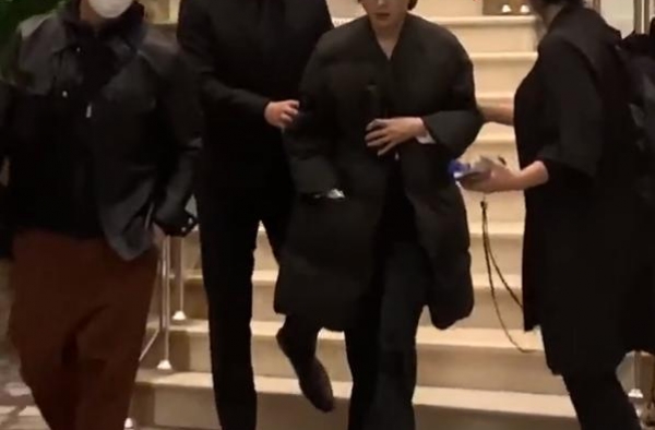 邓超护妻被错认保镖，遭调侃＂贤内助＂，称家庭地位高被孙俪拆台