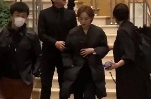 邓超成保镖为孙俪保驾护航 婉拒粉丝合影：不方便