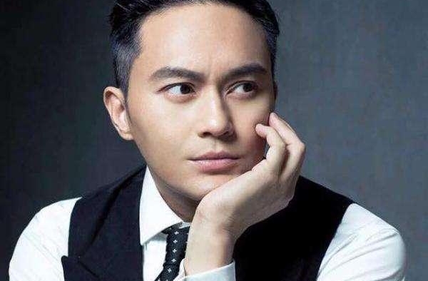 张智霖新片演教授被偶遇，袁咏仪忙着追星，二人分隔两地各自精彩