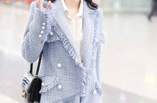 黄圣依一身行头超11万，小香风外套搭毛边牛仔裤，气质优雅迷人