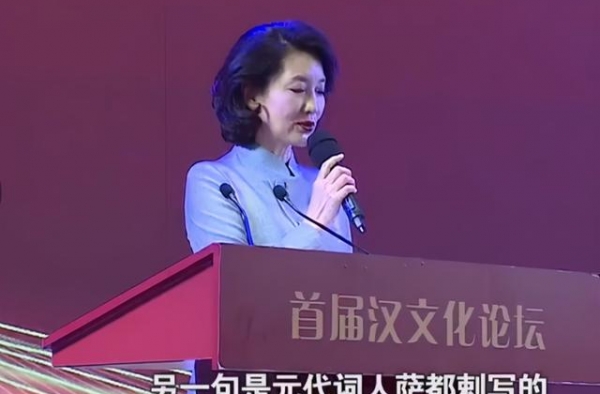 央视主持李修平近态曝光，红唇亮眼身材吸晴，却被指膝下无娃可悲