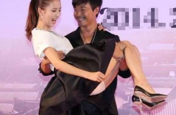 陈思诚深夜与2辣妹相聚会所，辣妹吸烟霸气侧漏，颜值堪比模特