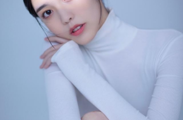 毛省曈，一组干净的纯白写真，尽显苗条身材与温柔气质