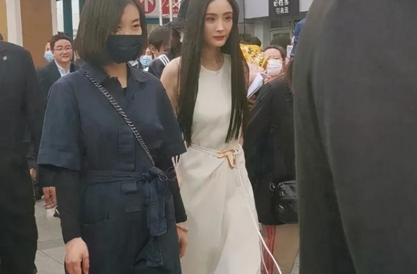 杨幂参加活动被偶遇，穿连衣裙气质好优雅，离开修图美得更真实