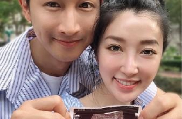 46岁邱凯伟升级当爸！求子5年用尽方法，夫妻两人现难掩喜悦