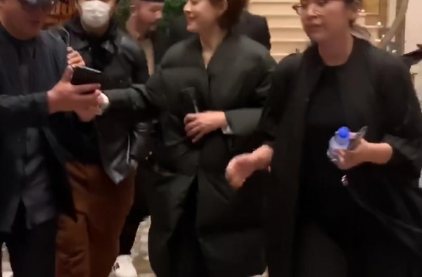 孙俪穿羽绒服现身，粉丝要合影被婉拒，邓超一路当护花使者