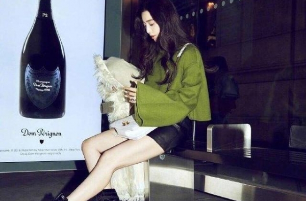 范冰冰和林允儿穿针织衫配短裤撞衫，一个霸气十足，一个甜美可爱