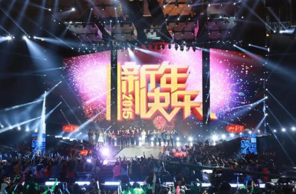 中国晚会简史：从“复刻春晚”到“媒介融新”