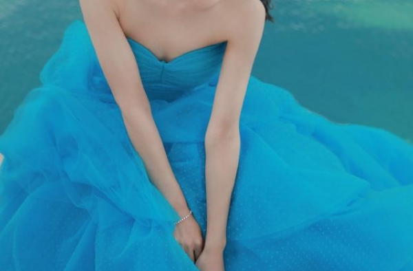 赵丽颖、谭韵松蓝·粉公主裙，宛若精灵
