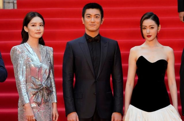 中国机长双美同框！李沁性感吸睛，张天爱大裙抢C位，杜江站中间