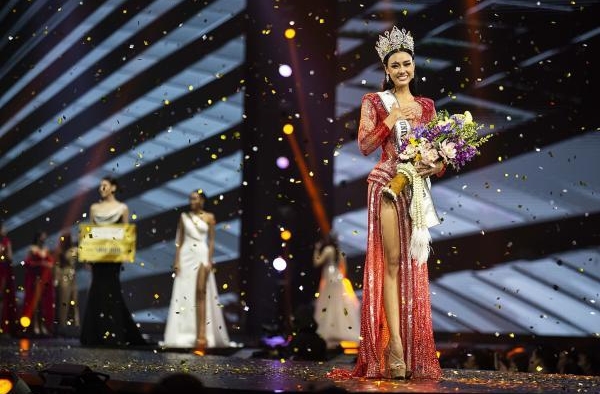 从环球小姐泰国冠军，讲讲比娱乐圈精彩一万倍的泰国王室