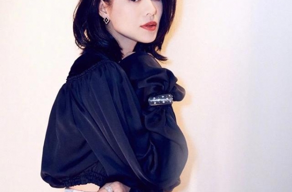 “港姐”演村妇，连赵薇都自愧不如