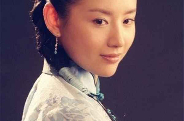 董洁儿子颜值真高，完美遗传母亲美貌，帅成校园剧偶像男主角