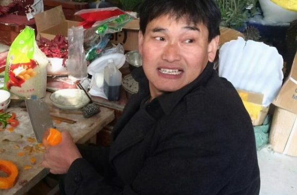 大衣哥家天天被上百口人围观拍照，每天拍他收入少则几百多则上千