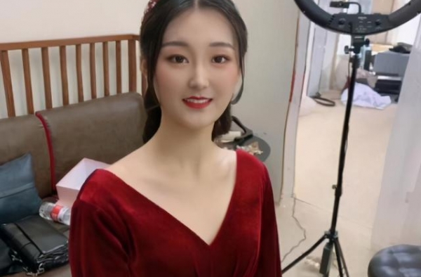 大衣哥女儿近照曝光，手提名牌包被指模仿陈亚男，被网暴难消解