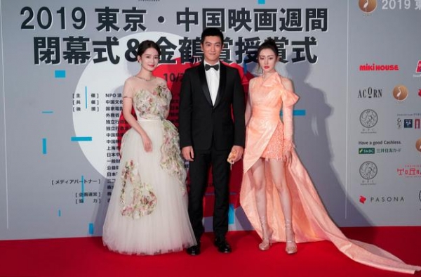 国外比美！李沁花裙略显胖，张天爱夸张抢镜，姚晨穿豹纹意外赢了