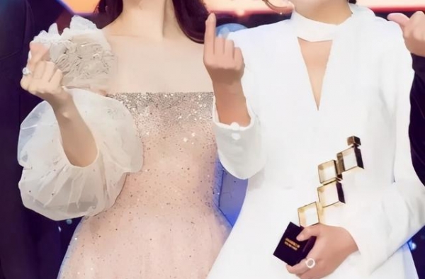 范冰冰和赵薇罕见同框 差五岁犹如隔代 甜美抹胸超减龄