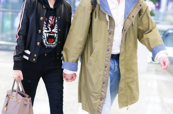 陆毅与鲍蕾同框，陆毅发福后身材走样显老，鲍蕾依旧如少女