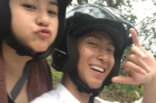 窦骁何超莲合体现身活动，男生西装高大帅气，女生妆造被嘲像大妈