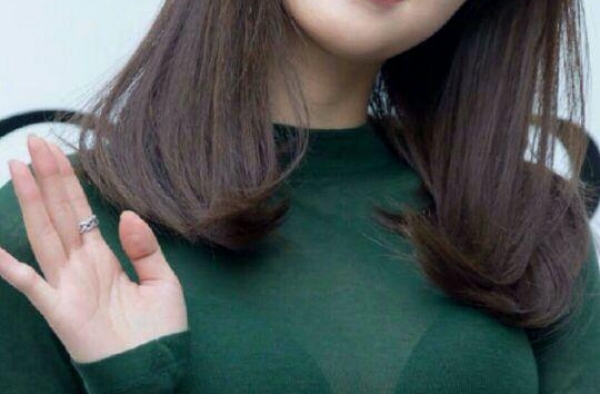 女星孙娜恩青春又靓丽，戴上墨镜更迷人