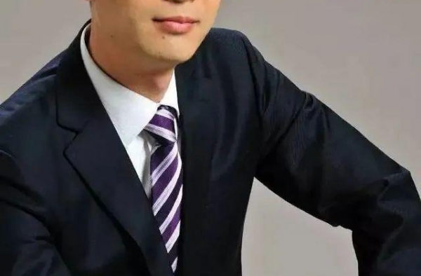 《新闻联播》颜王郭志坚，儿子孝顺让他欣慰，对父母愧疚至深