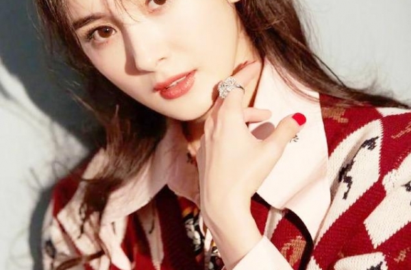 杨幂秋裤外穿很抢眼，堪比零零后小花，粉丝：这就是差距！