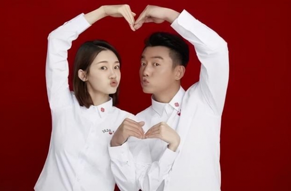 郑恺官宣妻子产女喜讯，初为人父喜悦难掩，称要努力给娃挣奶粉钱