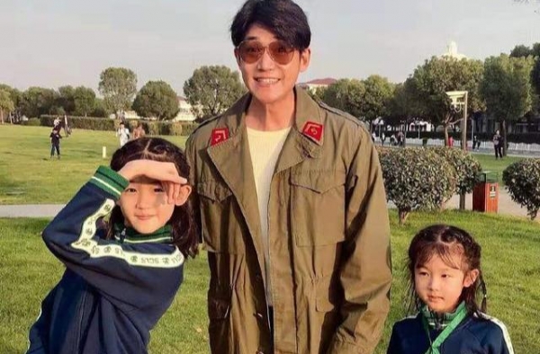 陆毅夫妇罕见秀恩爱！十指紧扣哪像老夫老妻，鲍蕾麻杆细腿太抢镜