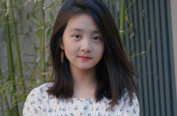 黄磊女儿近照曝光，与何炅再次同框合照，气质颜值非常出众惊艳