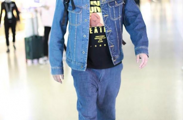 黄磊又胖了，肚子圆鼓鼓脖子也变粗，娇妻孙莉越活越少女