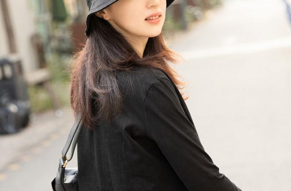 董璇玩转酷飒风小露蛮腰 夕阳下漫步街头回眸杀好绝