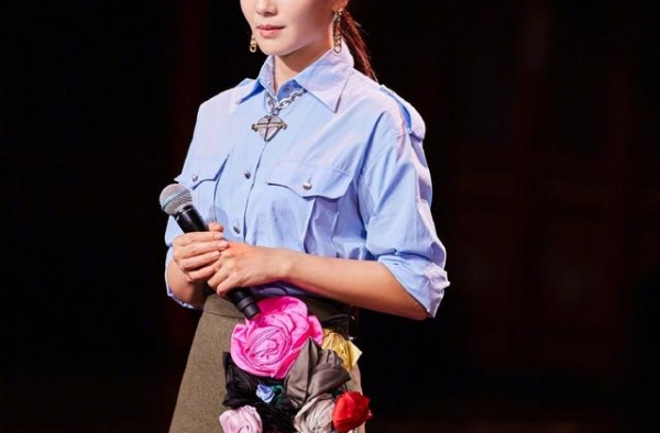 41岁刘涛太惊艳，大红花朵直接别裙子上，120斤照样身姿婀娜