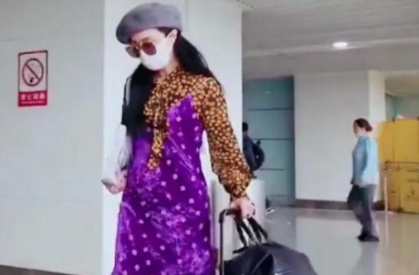 范冰冰独自现身机场，自己拿行李很低调，小肚子依旧很突出
