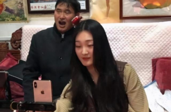 想红想疯了？女网红碰瓷陈亚男堵门直播，朱雪梅替弟媳强出头