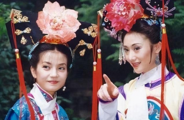 54岁“令妃”娟子风韵不减，大衣搭围巾温柔大气，照穿时髦优雅