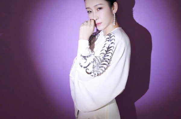 秦海璐亮相英雄儿女文艺晚会，造型优雅台风超稳，42岁状态绝了