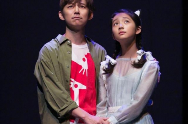 黄磊女儿新剧搭档何炅，多多14岁气质出众，和妈妈孙莉神似姐妹
