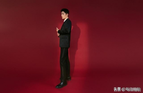 肖战登上央视舞台，演唱《夜空中最亮的星》，肖战工作室发布花絮