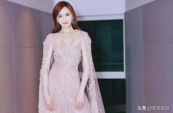 贾乃亮李小璐复合？金晨张继科恋情？唐嫣抢李易峰代言？