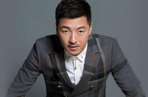 《闯关东》中的他，娶初恋女友相爱13年，当父亲后差点结束生命