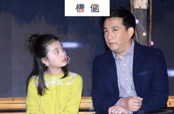 黄磊女儿多多，今年已经14岁了，她的近照曝光，气质出众像妈妈