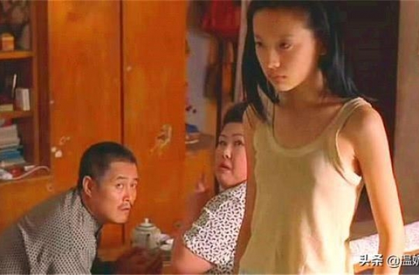 19岁的董洁有多撩人？本山大叔的表情说明一切，这谁顶得住？