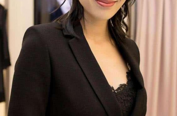 TVB视后胡杏儿晒晚装照片，大秀好身材，获圈内好友纷纷大赞