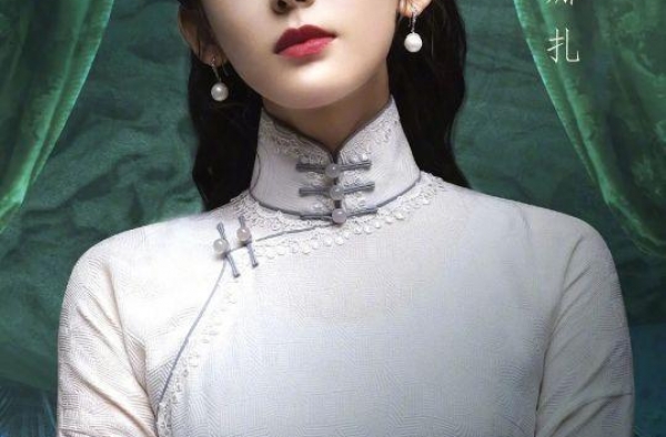 新疆三美遇到旗袍是什么样呢？娜扎动人、佟丽娅温婉、热巴可人。